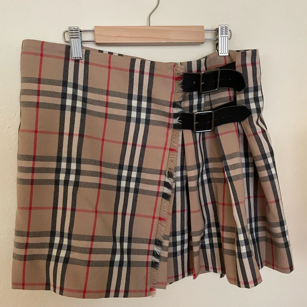 Burberry plaid wool mini skirt with leather buckles and original pin US size 6 - Picture 3 of 8